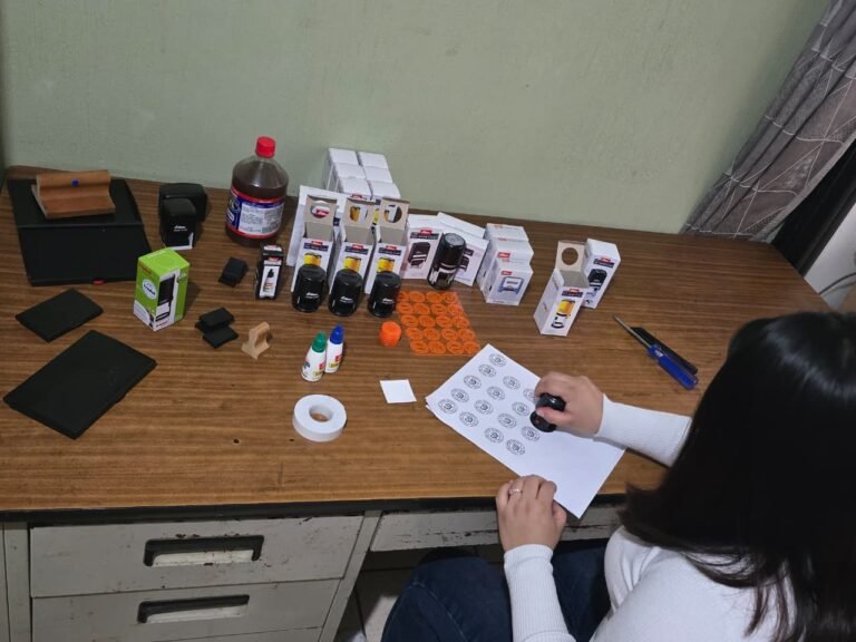Proceso de fabricación de sellos de hule en guatemala.